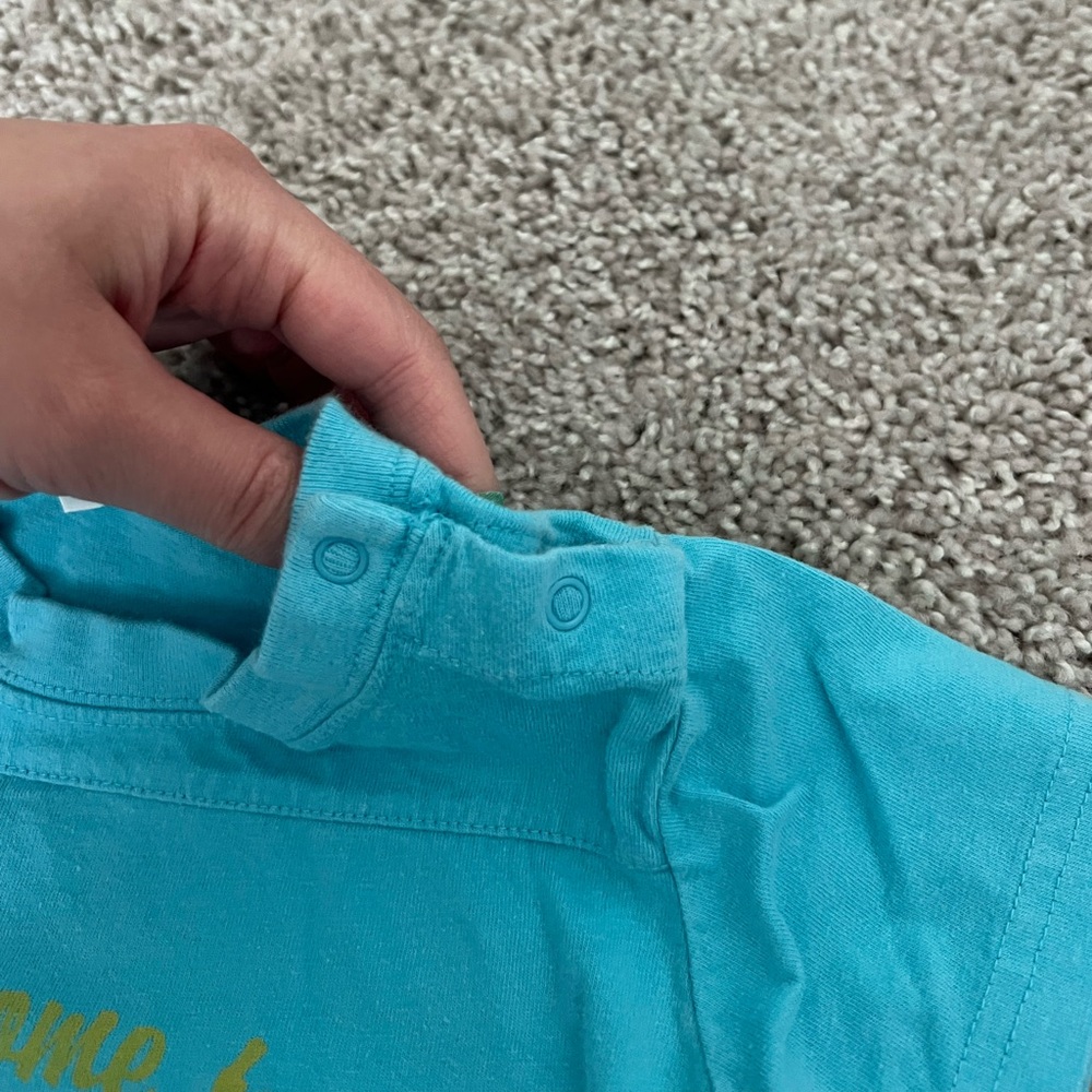 🔹GAP: Boy size 18-24 M, blue short sleeve t-shirt w/“coconut island” theme🔹 - Picture 7 of 8